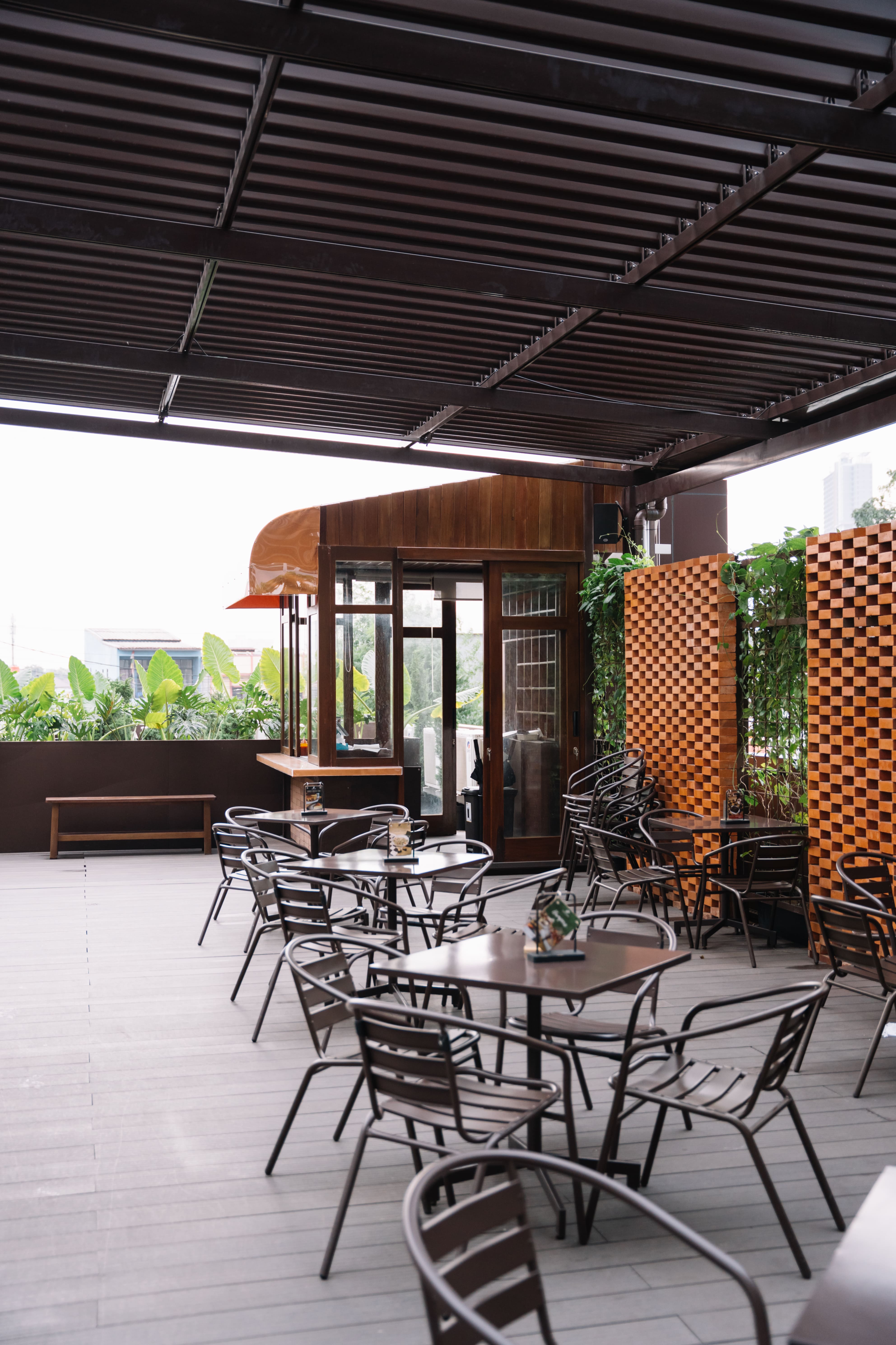 Suasana hangat dan nyaman di Café Tutur Bekasi, tempat ideal untuk berkumpul bersama keluarga dan