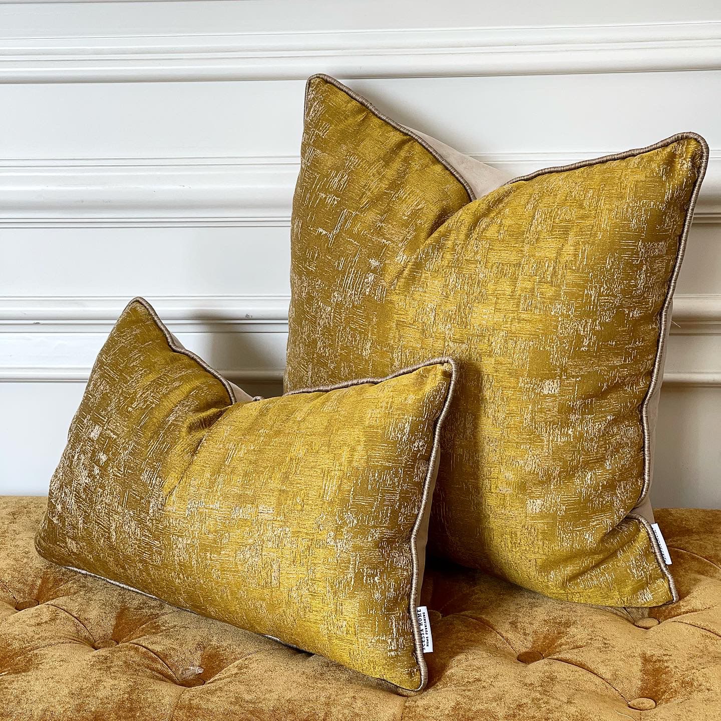 Memilih Bahan Bantal yang Tepat: Velvet vs Linen